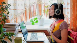 Picture of someone relaxing at home with online Reiki therapy